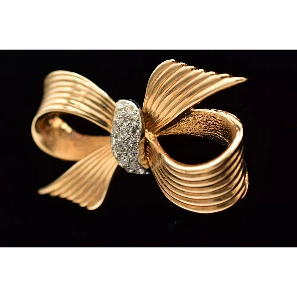 Vintage Gold Bow Brooch Crystal Rhinestone Ribbed Ribbon Statement Pin 1980s A25